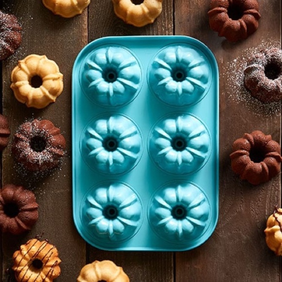 Pampered Chef Bundt Cake Pan - Picture 1 of 4